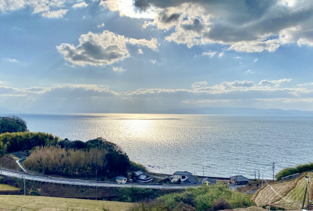 Travels for the 60s and Beyond: An Autumn Beach Walk at Hario—Soothed by the Sea and Nature.Omura Bay.Hario Beach Walk.