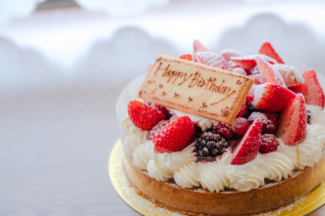 Spend your birthday with a loved one at a seaside glamping site.Birthday cake.hariobeachwalk.
