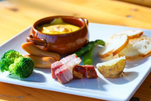 Autumn Glamping in Sasebo: Savor local ingredients and the flavors of autumn by the sea in Hario. Cheese fondue. Chocolate fondue. Hario Beach Walk.